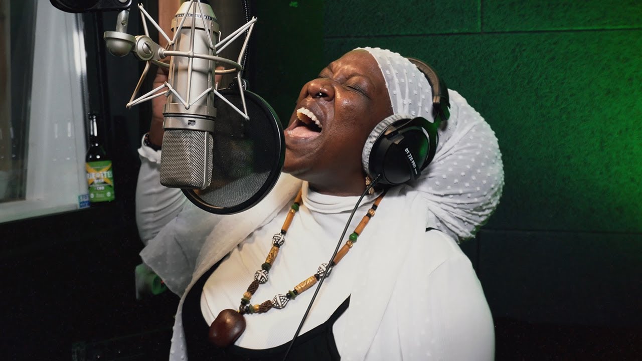 La rasgada voz de la diva del reggae Queen Omega vibra en "No Love"