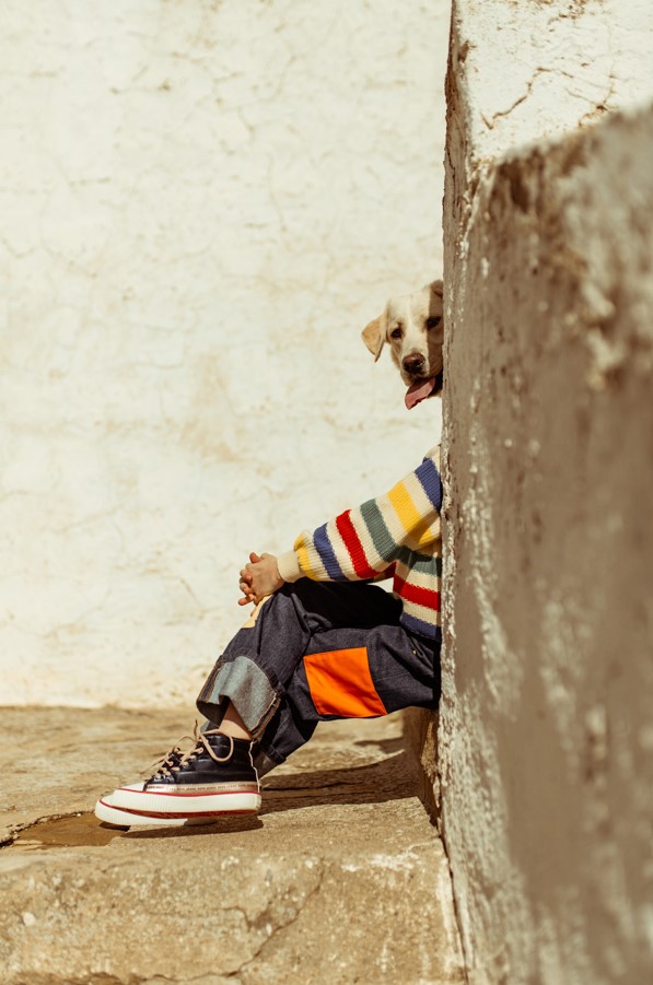 El cuerpo de un niño y la cabeza de un perro.