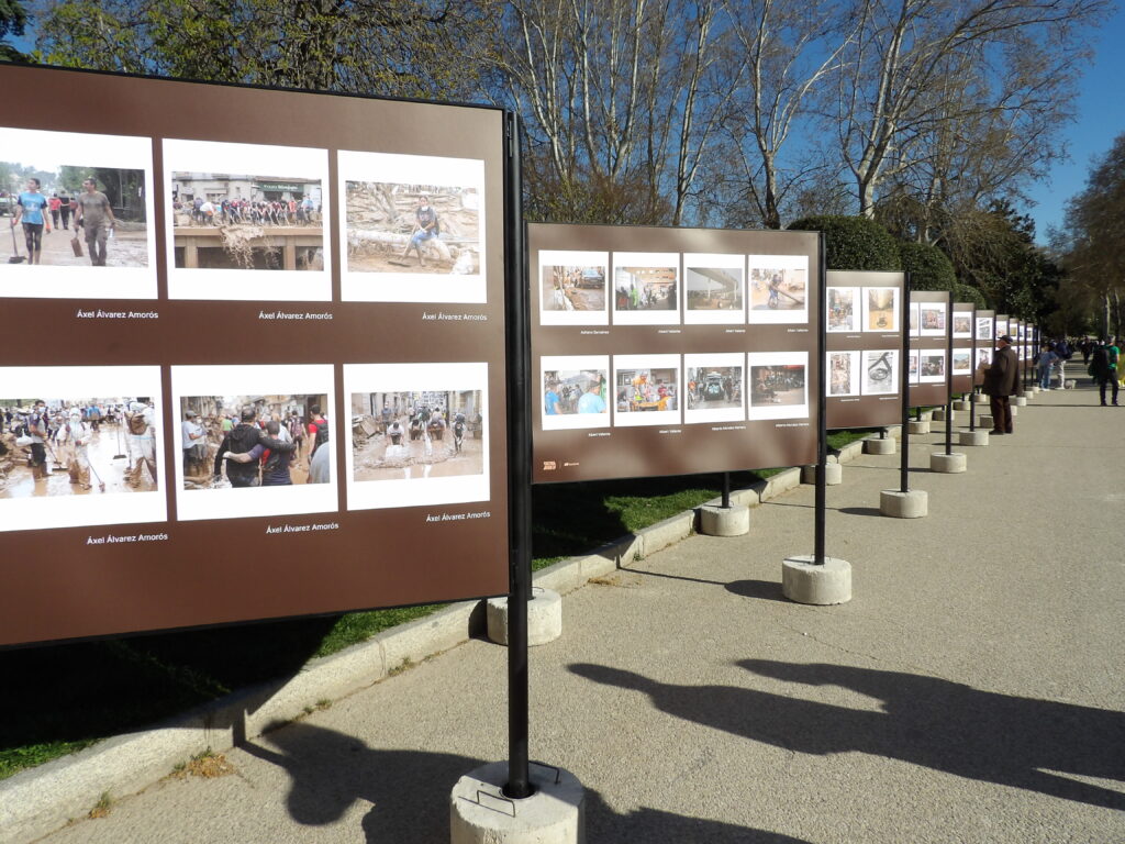 Foto exposición "Voluntarios por amor" en el Parque del Retiro de Madrid.