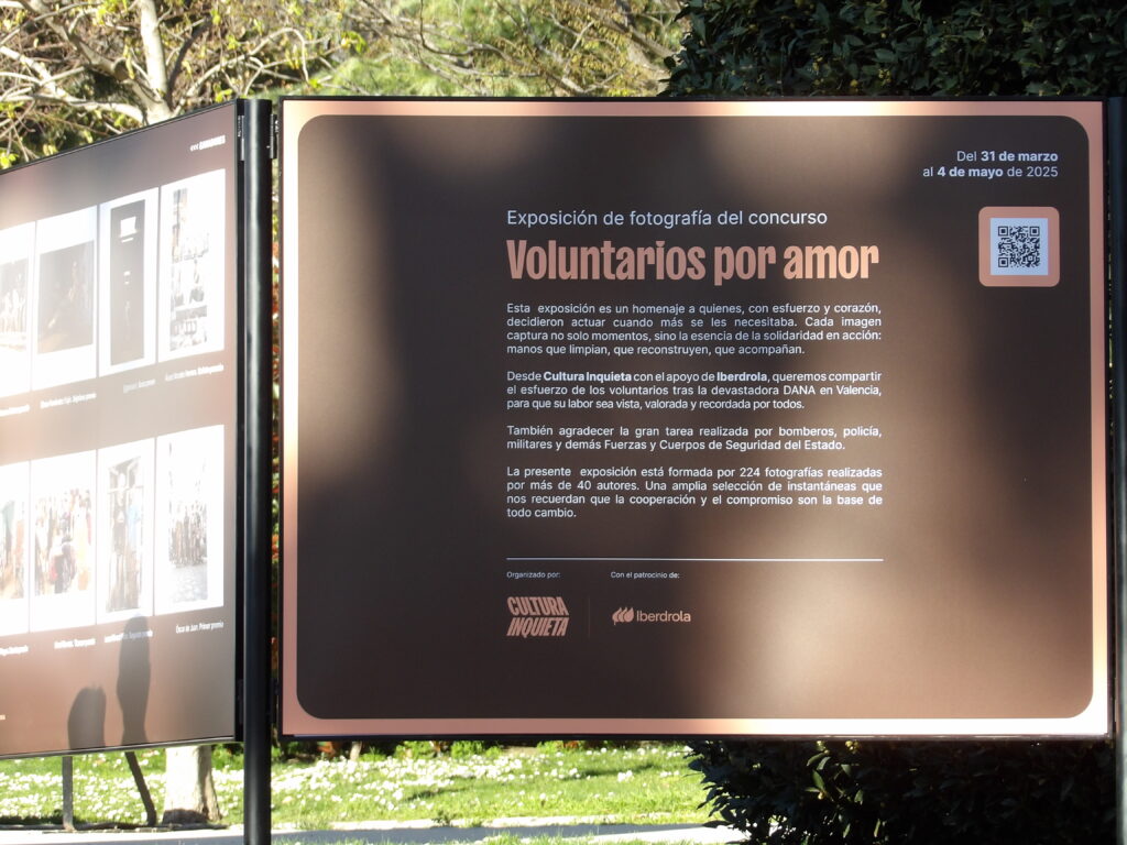 Foto exposición "Voluntarios por amor" en el Parque del Retiro de Madrid.