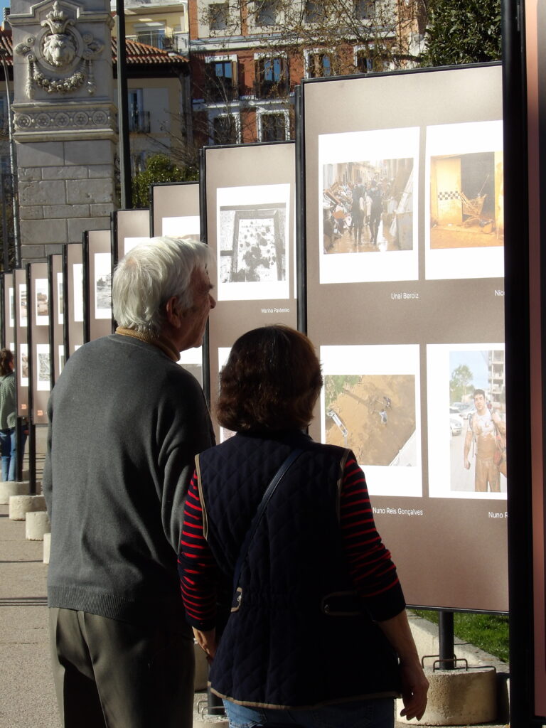 Foto exposición "Voluntarios por amor" en el Parque del Retiro de Madrid.