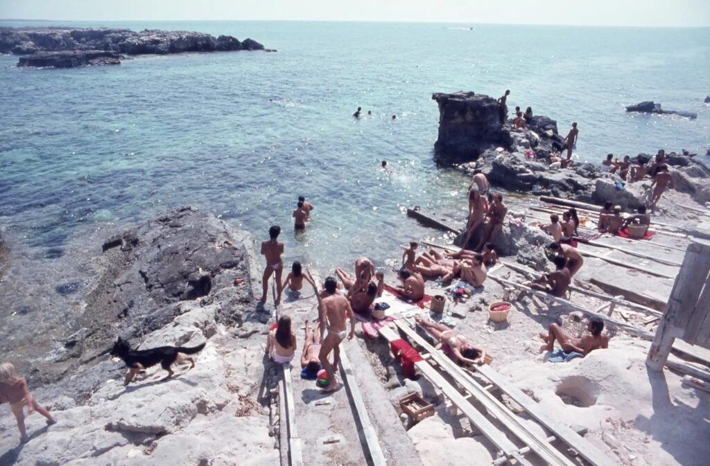 Fotografía del artista español Oriol Maspons en Ibiza en los años 80