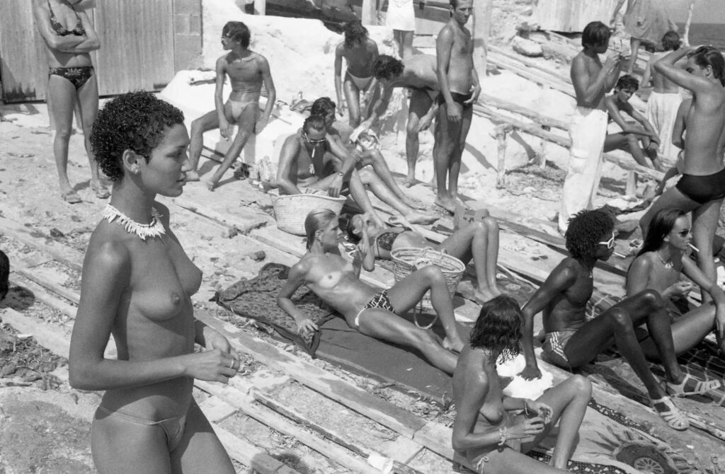 Fotografía del artista español Oriol Maspons en Ibiza en los años 80