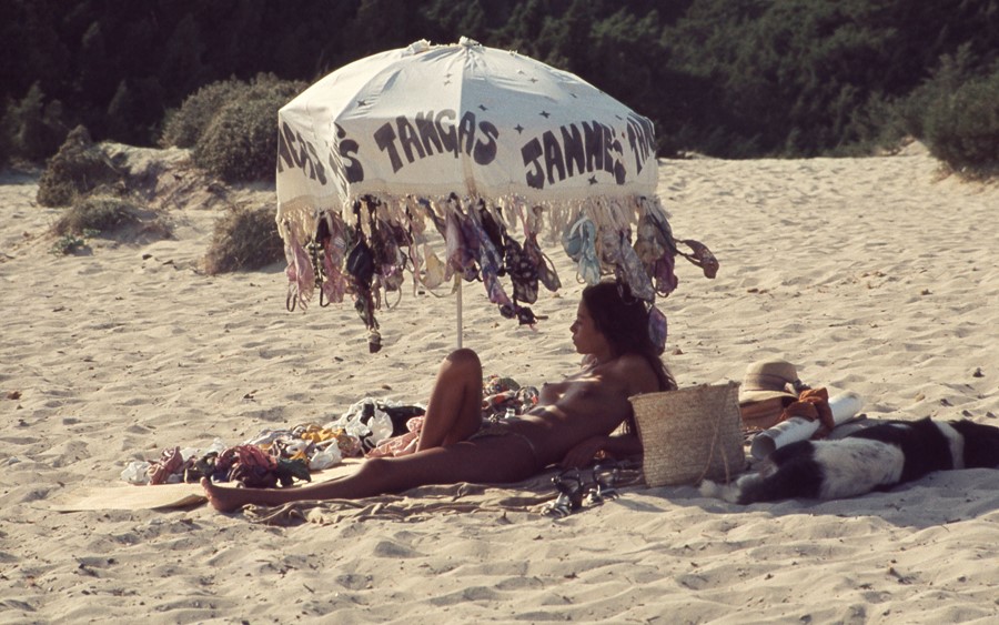Fotografía del artista español Oriol Maspons en Ibiza en los años 80