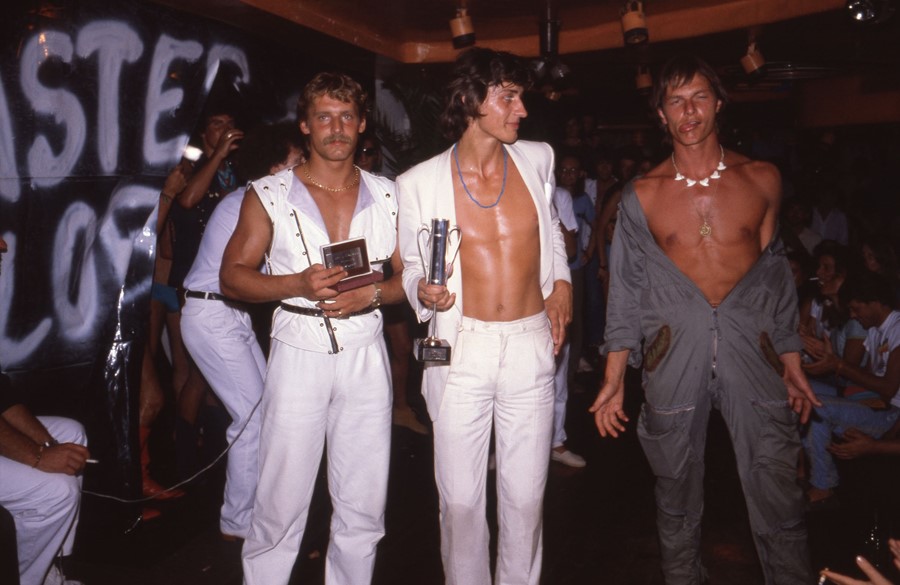 Fotografía del artista español Oriol Maspons en Ibiza en los años 80