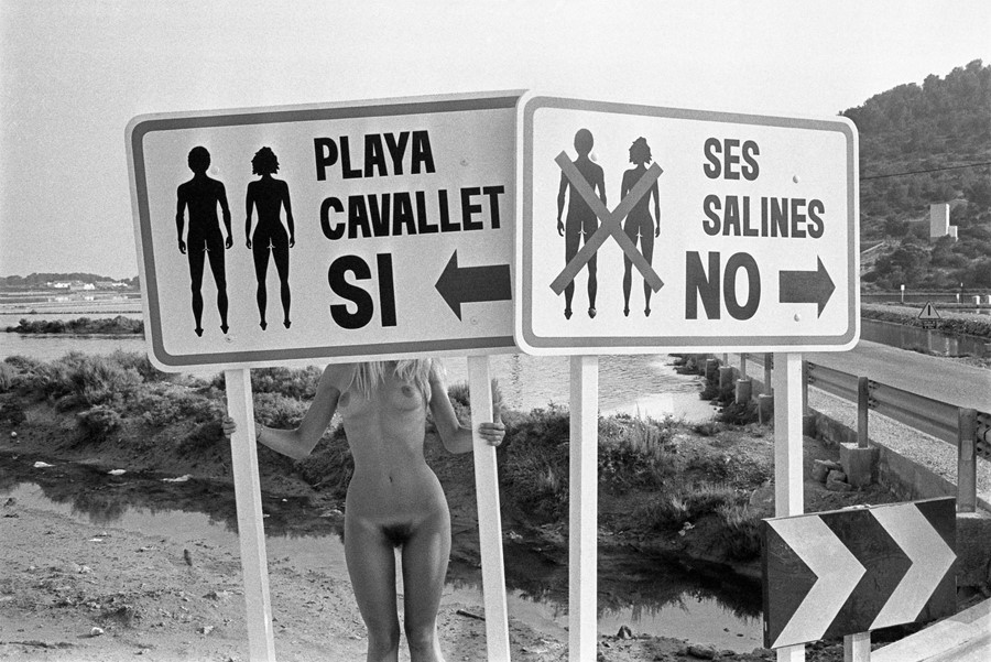Fotografía del artista español Oriol Maspons en Ibiza en los años 80
