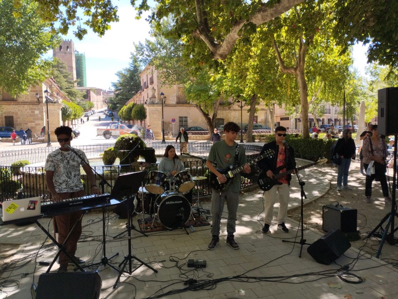 Fotografía del grupo musical The Pueblos, en el Parque de La Alameda.