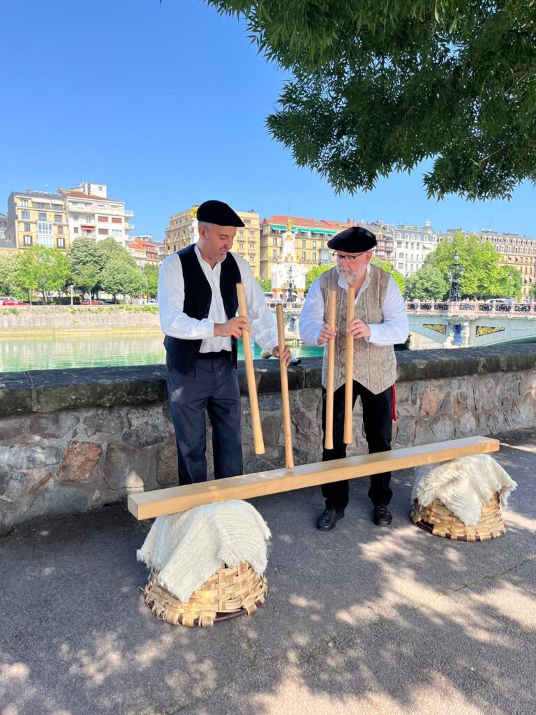 Fotografía de la inauguración de la exposición "Genuinamente Vasco". Música tradicional vasca, a cargo de los txalapartaris.