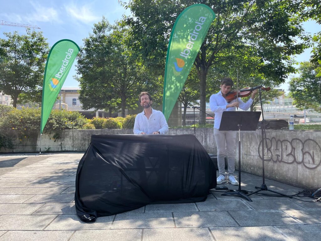 Fotografía de la inauguración de la exposición "Genuinamente Vasco". Concierto de Bilbao Bel Canto Duet.