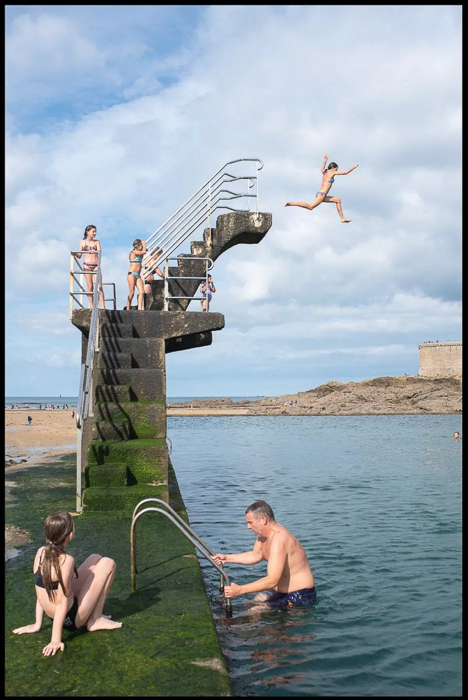Una niña lanzado al mar desde una plataforma.