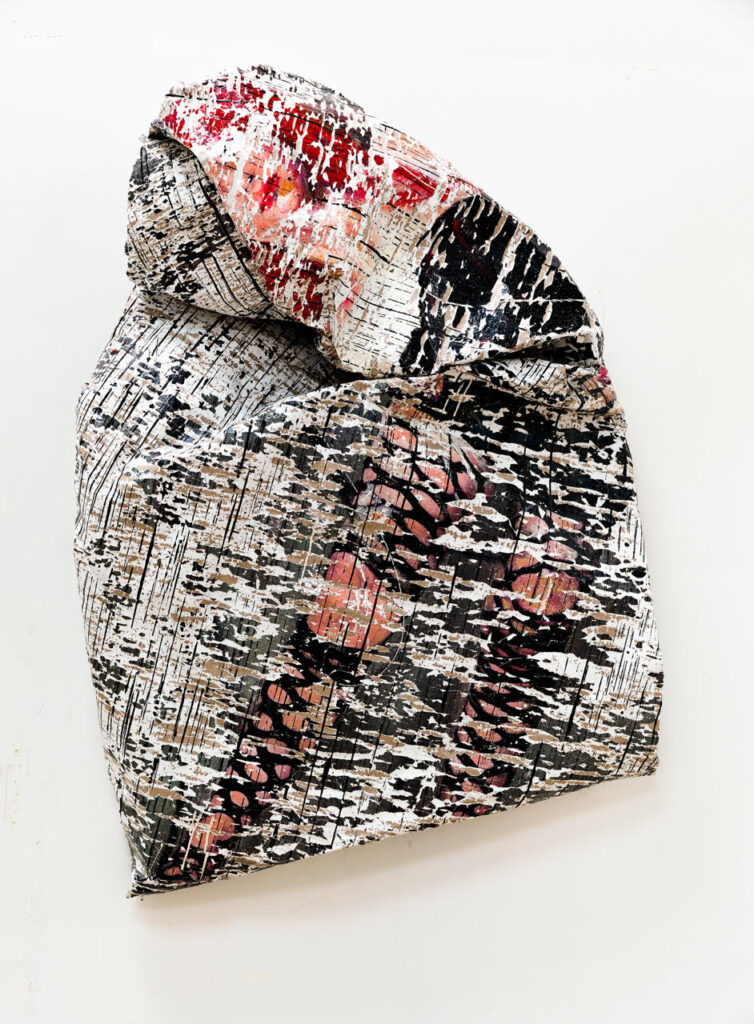 Escultura. Amor en una bolsa de papel. Técnica mixta sobre lienzo. 160 x 90 x 55 cm.