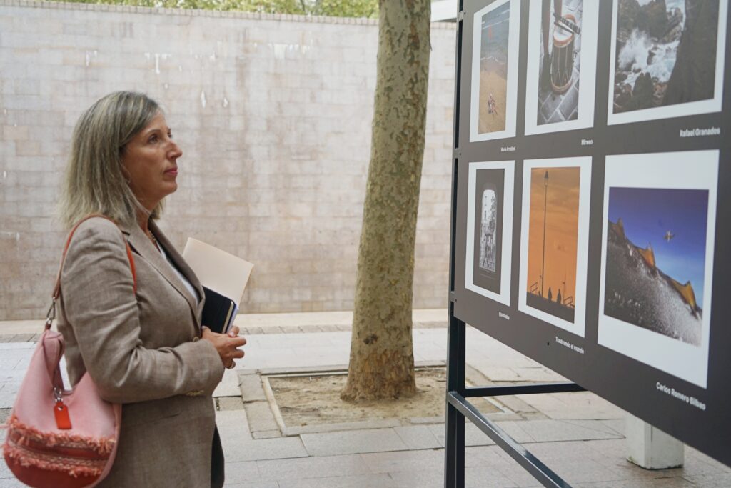 La concejala de Cultura de Vitoria-Gasteiz, Sonia Díaz de Corcuera Ruiz de Oña, visitando la exposición «Genuinamente vasco».