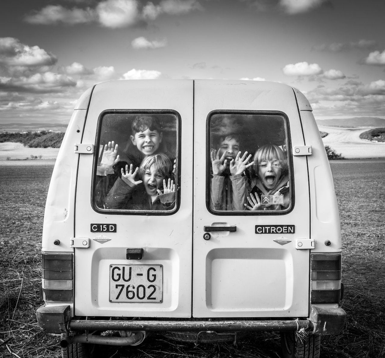 “Historias desde el coche”: una exposición en Madrid para mirar la vida a través de la ventanilla