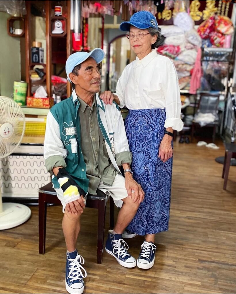 Chang Wan‑Ji y Hsu Sho‑Er, pareja de personas octogenarias posando en una lavandería con un estilismo moderno