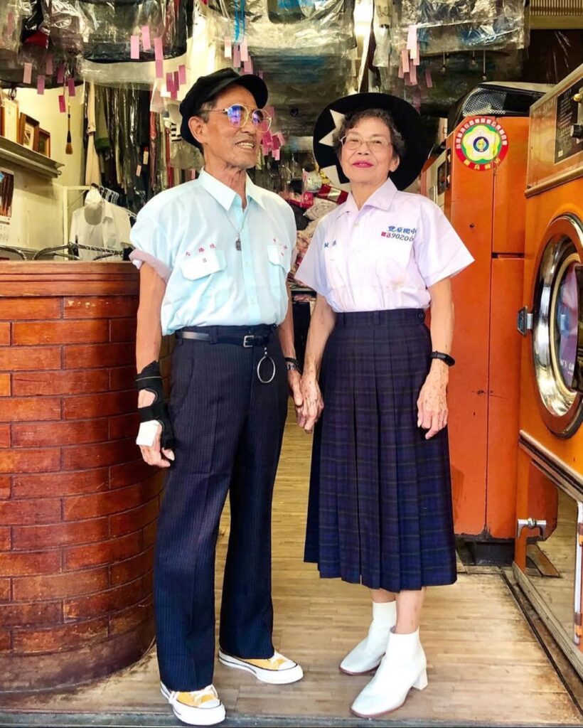 Chang Wan‑Ji y Hsu Sho‑Er, pareja de personas octogenarias posando en una lavandería con un estilismo moderno