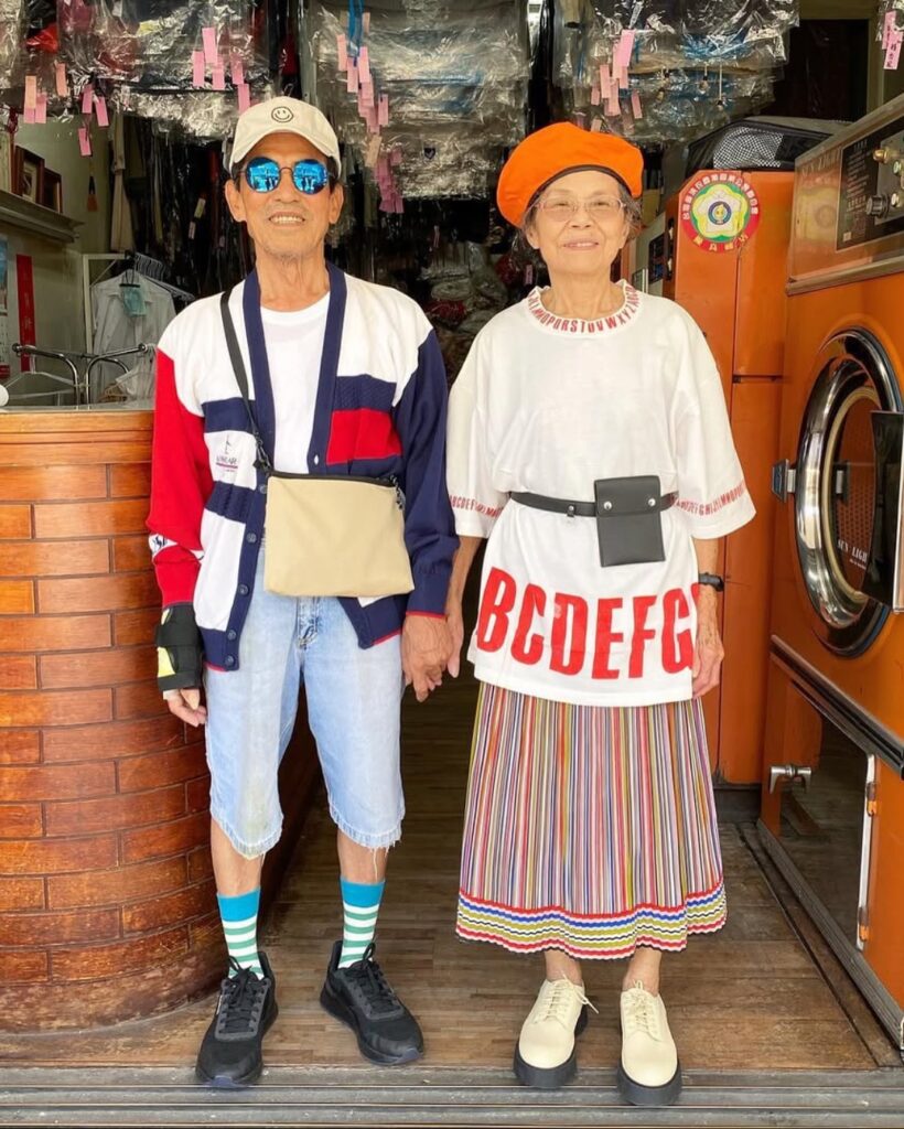 Chang Wan‑Ji y Hsu Sho‑Er, pareja de personas octogenarias posando en una lavandería con un estilismo moderno