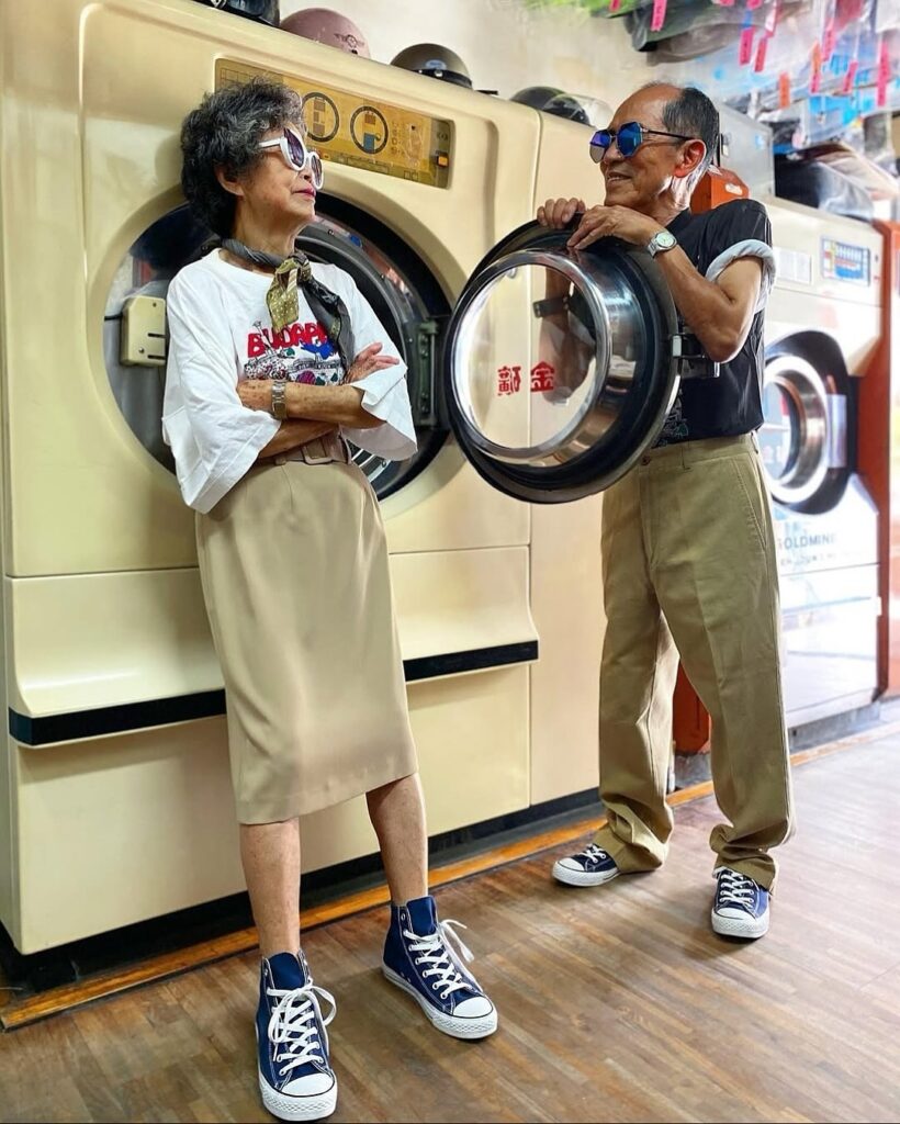 Chang Wan‑Ji y Hsu Sho‑Er, pareja de personas octogenarias posando en una lavandería con un estilismo moderno