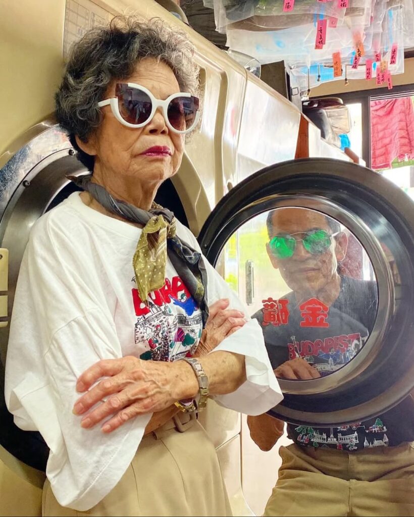 Chang Wan‑Ji y Hsu Sho‑Er, pareja de personas octogenarias posando en una lavandería con un estilismo moderno