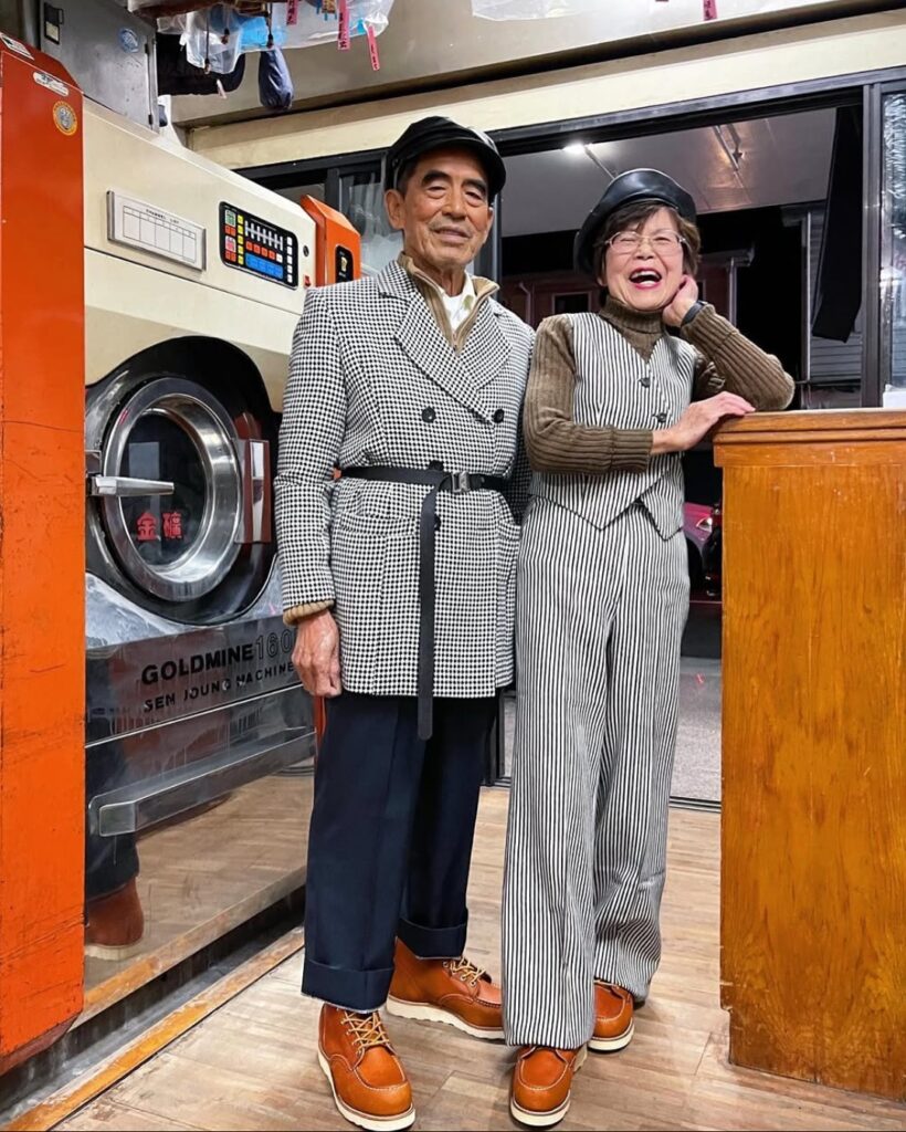 Chang Wan‑Ji y Hsu Sho‑Er, pareja de personas octogenarias posando en una lavandería con un estilismo moderno