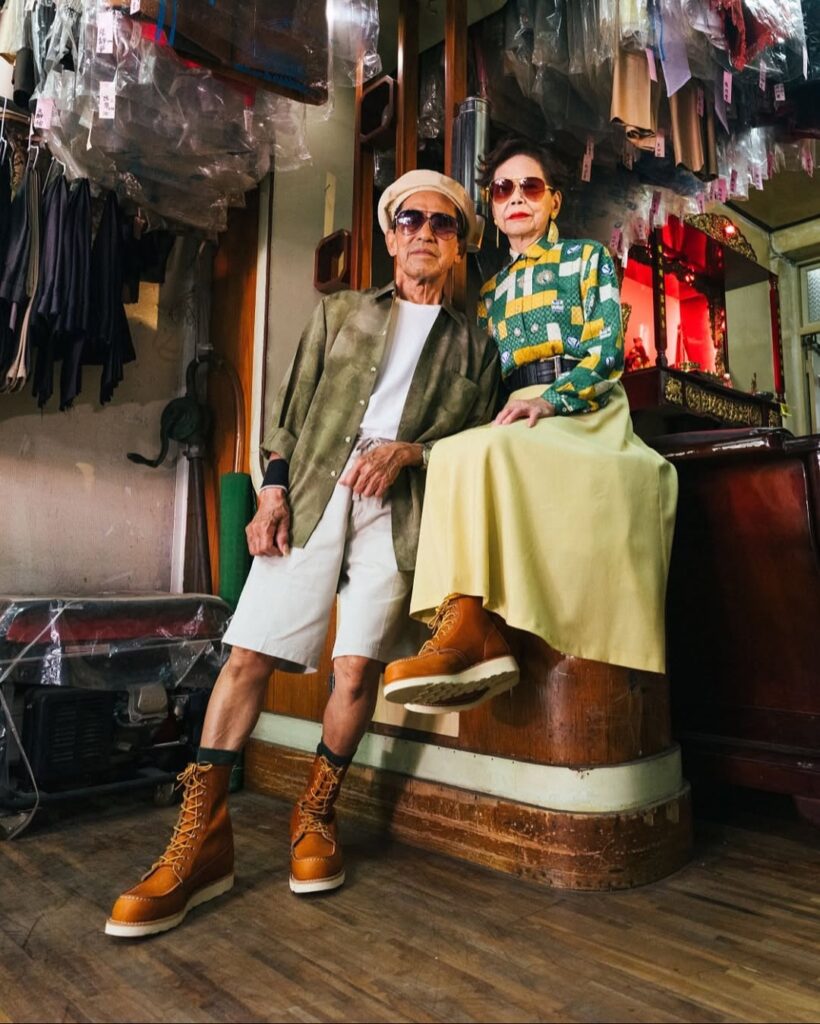 Chang Wan‑Ji y Hsu Sho‑Er, pareja de personas octogenarias posando en una lavandería con un estilismo moderno