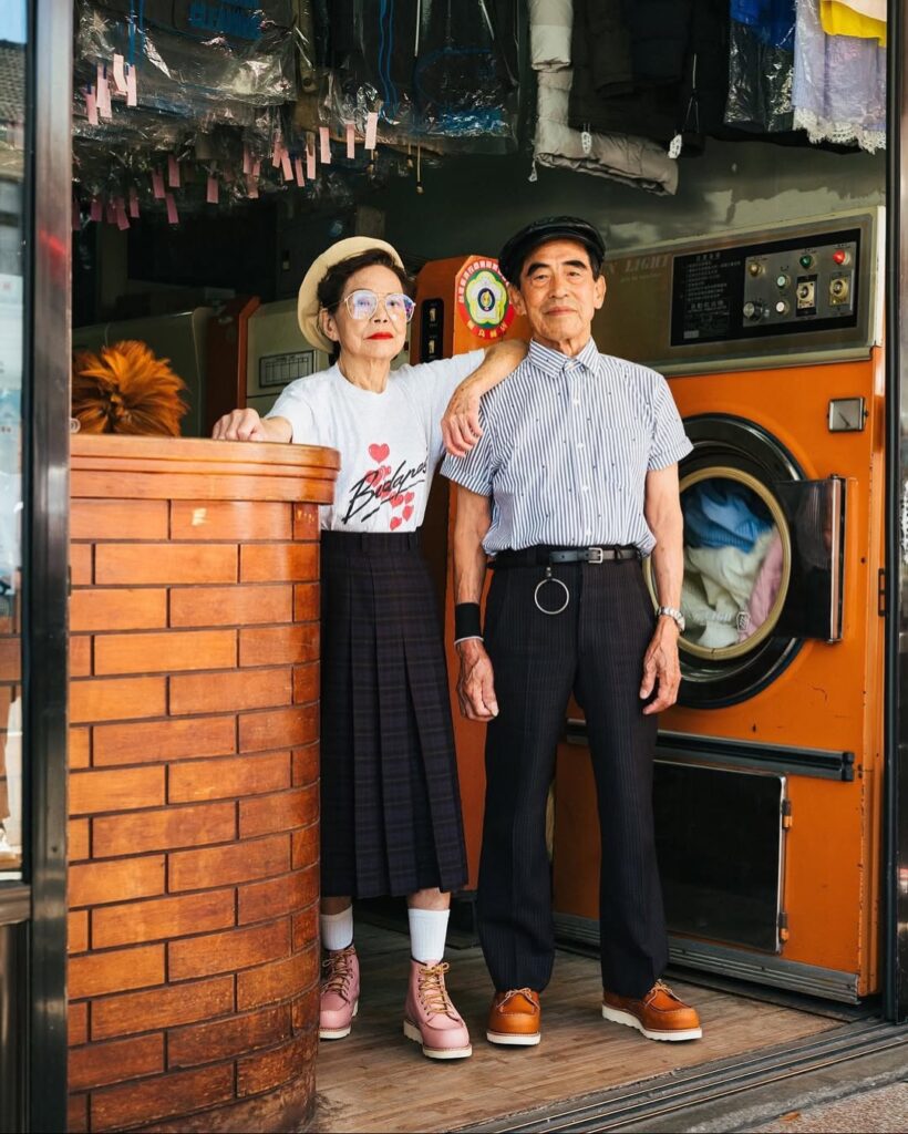 Chang Wan‑Ji y Hsu Sho‑Er, pareja de personas octogenarias posando en una lavandería con un estilismo moderno