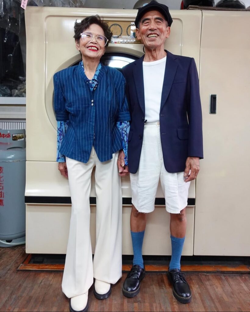 Chang Wan‑Ji y Hsu Sho‑Er, pareja de personas octogenarias posando en una lavandería con un estilismo moderno