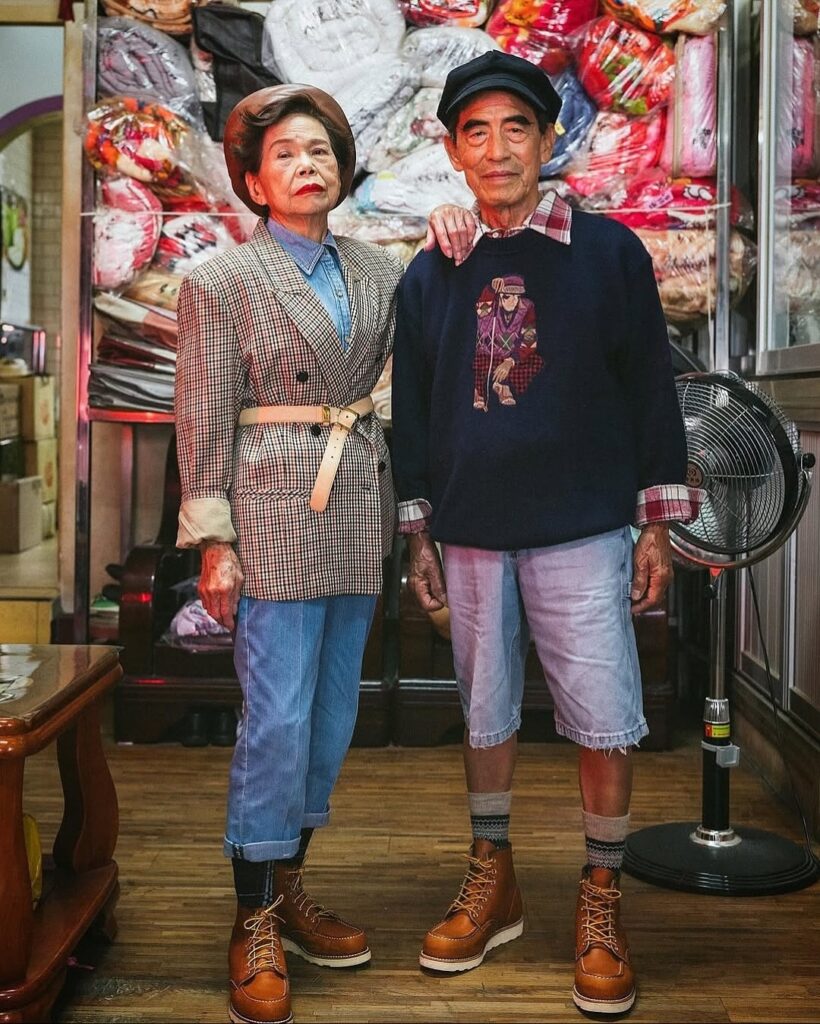 Chang Wan‑Ji y Hsu Sho‑Er, pareja de personas octogenarias posando en una lavandería con un estilismo moderno