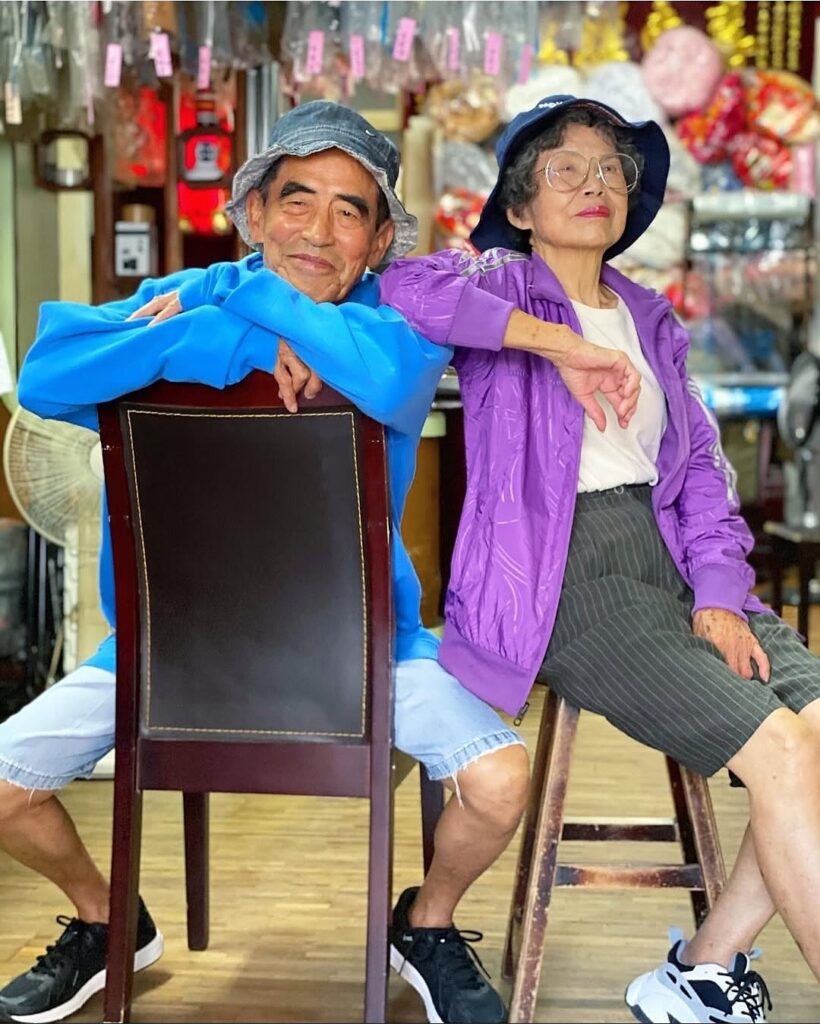 Chang Wan‑Ji y Hsu Sho‑Er, pareja de personas octogenarias posando en una lavandería con un estilismo moderno