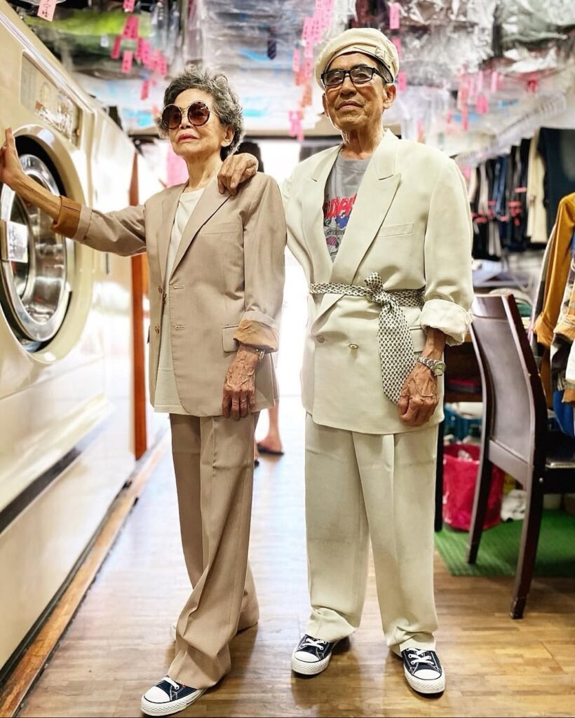 Chang Wan‑Ji y Hsu Sho‑Er, pareja de personas octogenarias posando en una lavandería con un estilismo moderno