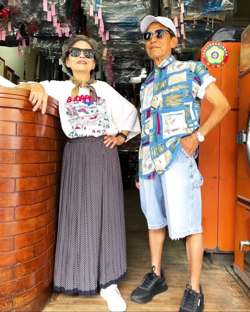Chang Wan‑Ji y Hsu Sho‑Er, pareja de personas octogenarias posando en una lavandería con un estilismo moderno