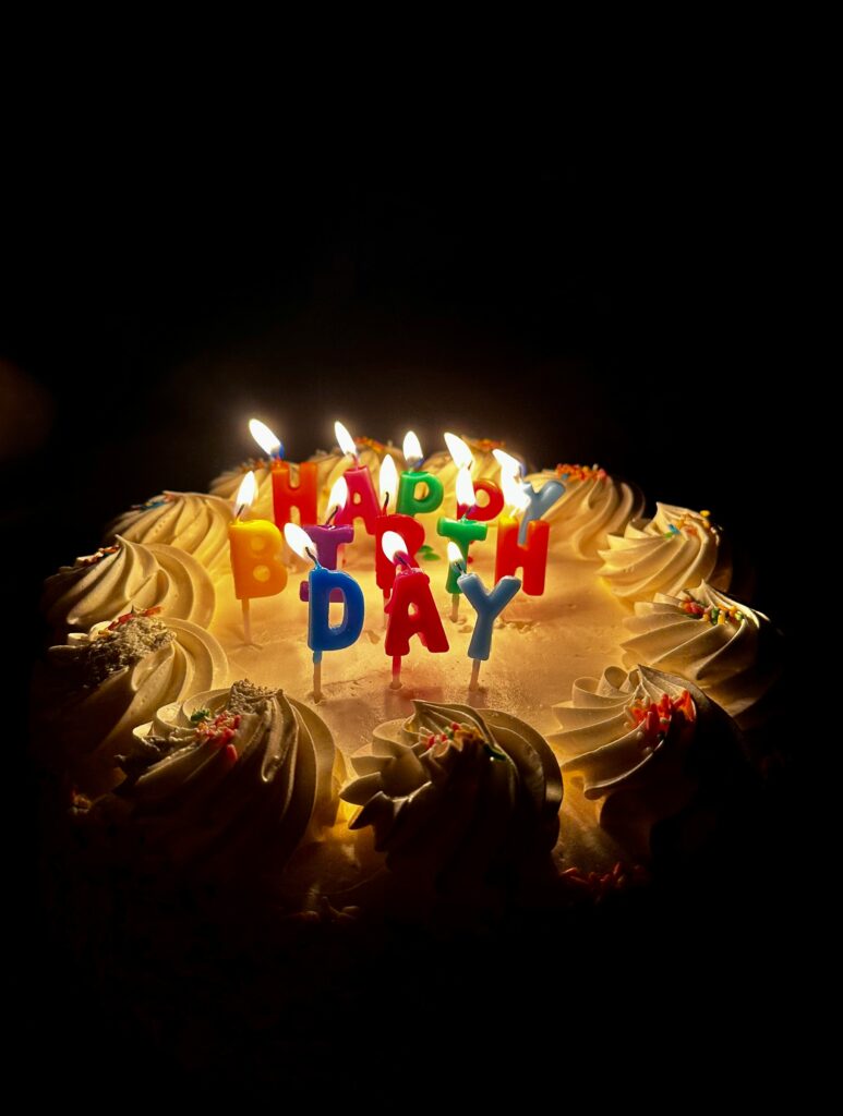 Tarta de cumpleaños, vía Unsplash.