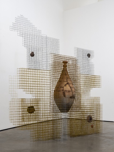 Frederick Ebenezer Okai. Mariposa I (Butterfly I), 2022. Vasija de barro, malla de alambre soldada, luz y horno de leña encendido.