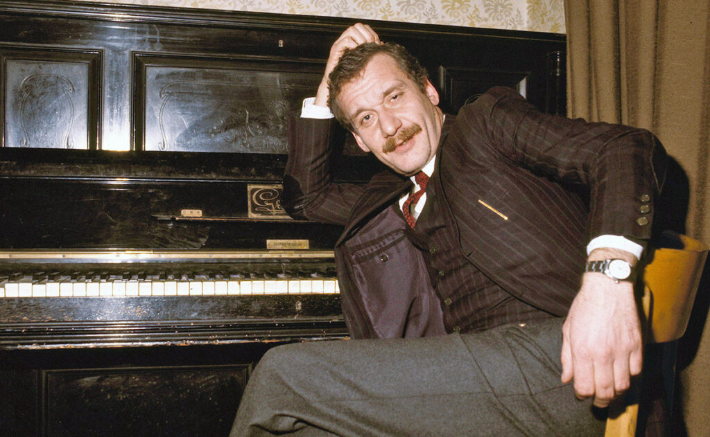 Paolo Conte sentado frente a un piano