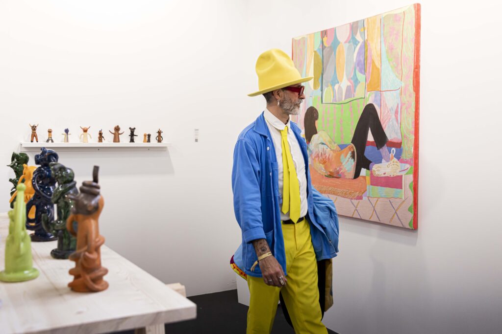 Asistente a UVNT Art Fair 2025. Fotografía de María Santos.