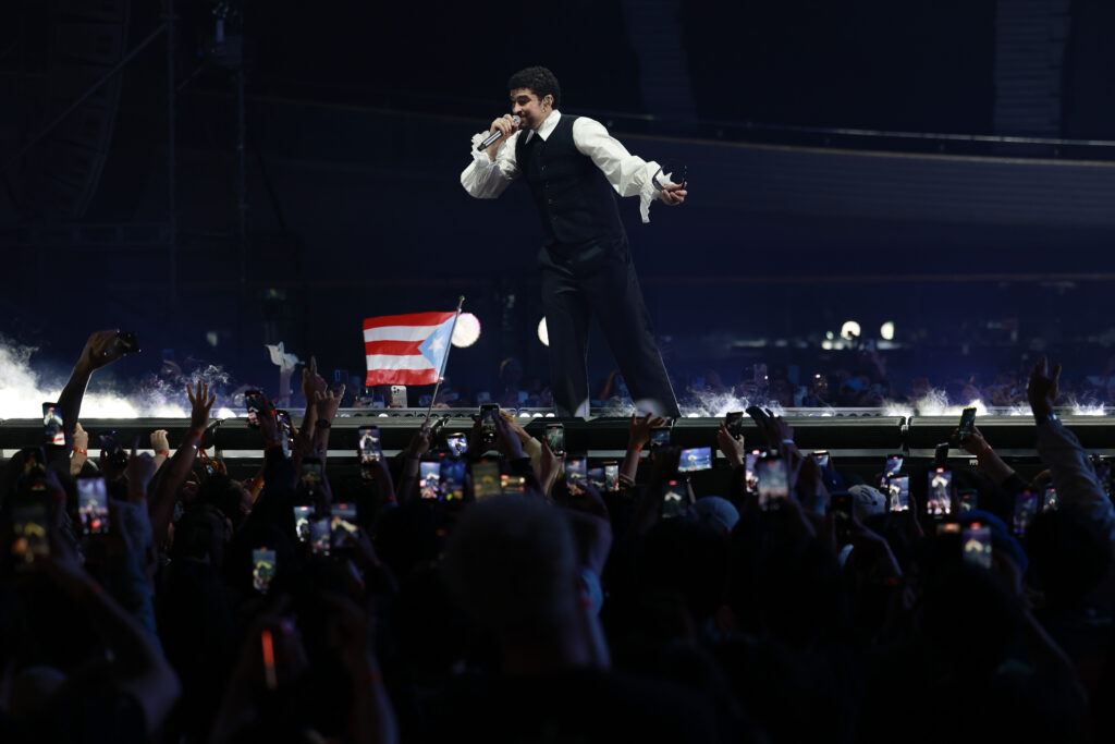 Bad Bunny actuando en Tokyo, Japan