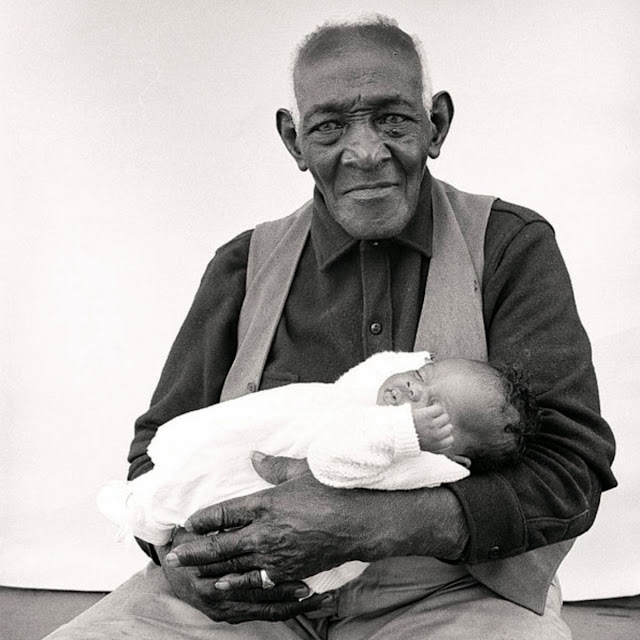 William Casby, quien tenía 106 años en ese momento, sosteniendo a su tataranieta, Cherri Stamps-McCray. Richard Avedon, 1963.