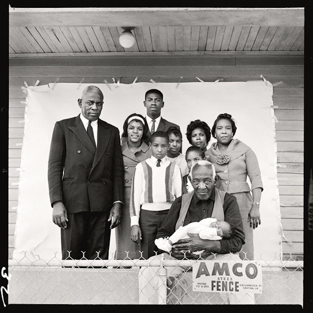 William Casby, uno de los últimos estadounidenses vivos nacidos en esclavitud, rodeado de varias generaciones de su familia, Argel, Luisiana, 24 de marzo de 1963.