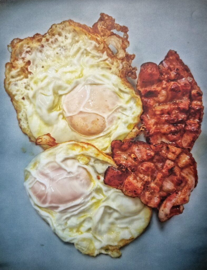 Huevos fritos con beicon, pintura de Luis Feo