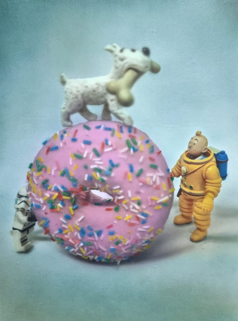 Tintín y un donuts rosa, obra de Luis Feo