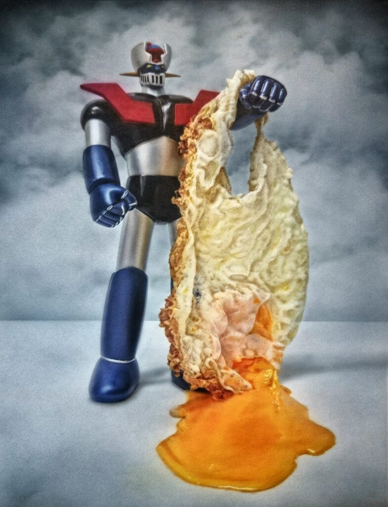 Un transformer rompiendo un huevo frito, obra de Luis Feo