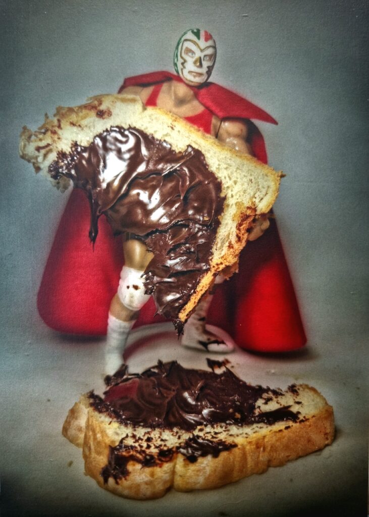 Un luchador mexicano, rompiendo una rebanada de pan con chocolate