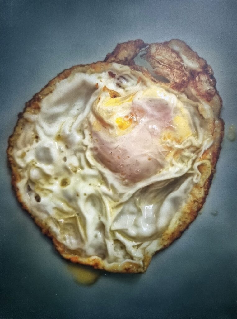 Un huevo frito, obra de Luis Feo