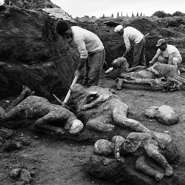 Arqueólogos conservando los cuerpos de piedra de Pompeya.