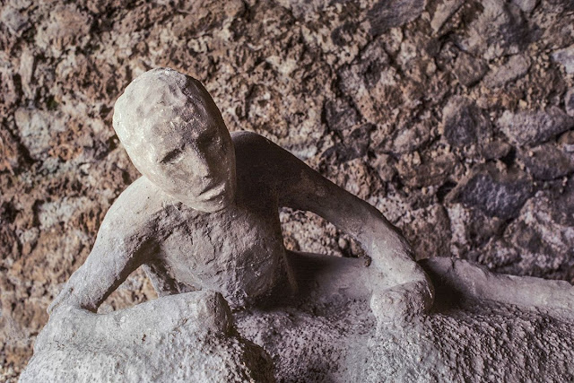 Algunos de los cuerpos de piedra resultantes de la erupción del Vesubio en Pompeya.