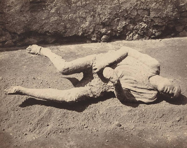 Algunos de los cuerpos de piedra resultantes de la erupción del Vesubio en Pompeya.