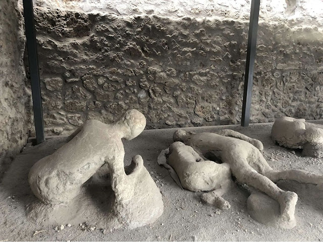 Algunos de los cuerpos de piedra resultantes de la erupción del Vesubio en Pompeya.