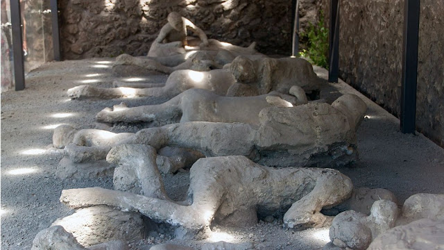 Algunos de los cuerpos de piedra resultantes de la erupción del Vesubio en Pompeya.