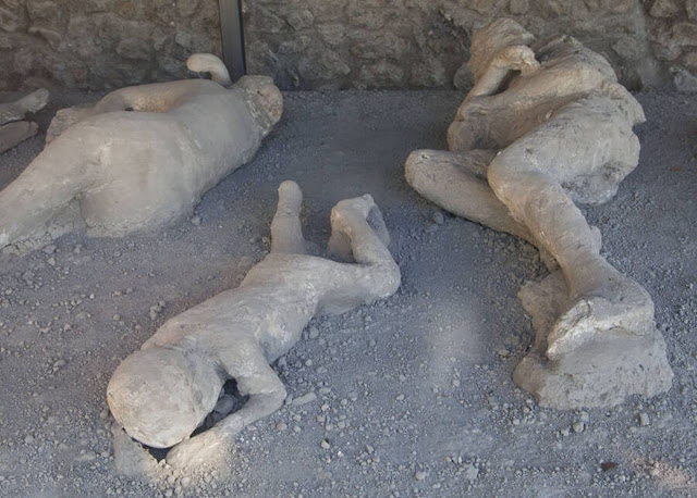 Algunos de los cuerpos de piedra resultantes de la erupción del Vesubio en Pompeya.