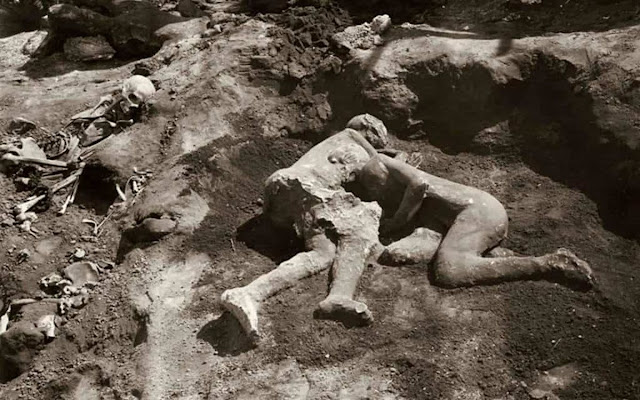 Algunos de los cuerpos de piedra resultantes de la erupción del Vesubio en Pompeya.