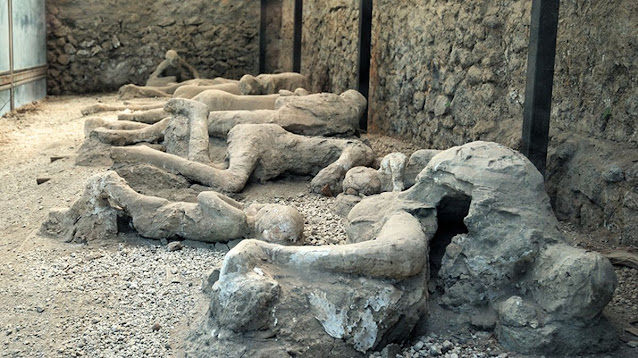 Algunos de los cuerpos de piedra resultantes de la erupción del Vesubio en Pompeya.